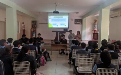 Adolescentes de Caricuao aprenden a manejar sus finanzas con los estudiantes de Economía UCAB