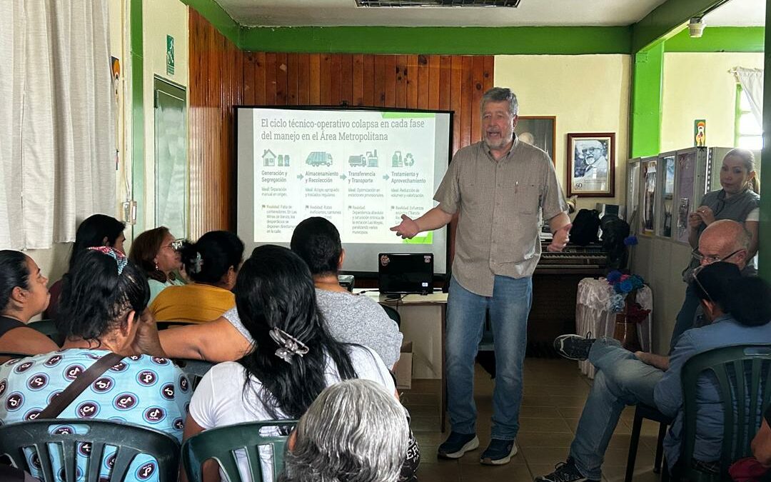 Líderes comunitarios de La Vega se forman con la UCAB para manejar mejor sus residuos y desechos