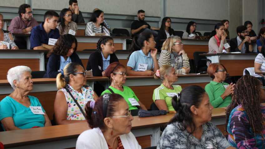 Habitantes de La Vega se reunieron con unidades de extensión social de la UCAB